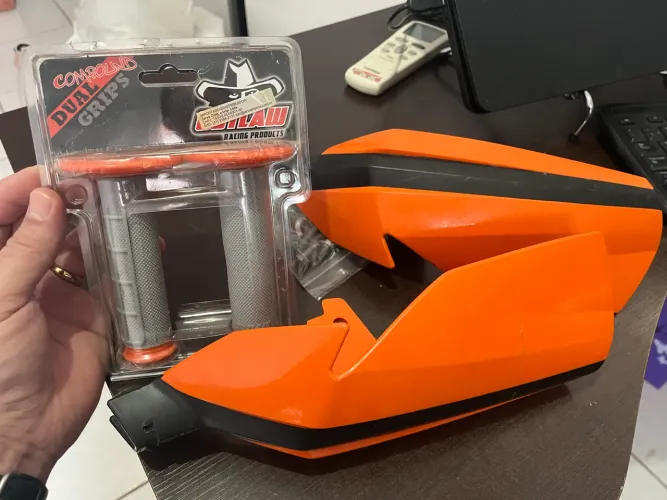 Protetor de mão Acerbis KTM e manoplas OutLaw