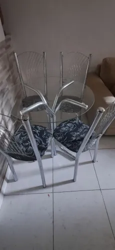 Mesa de jantar com quatro cadeiras