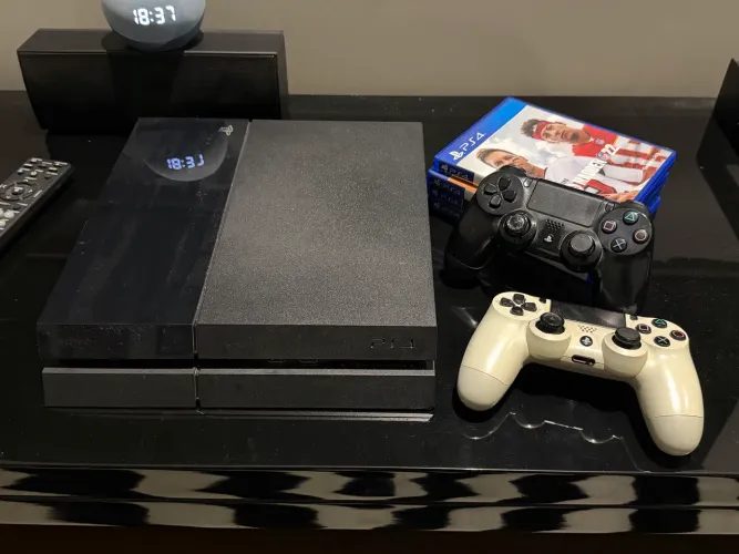 PS4 + 2 Controles + jogos brinde