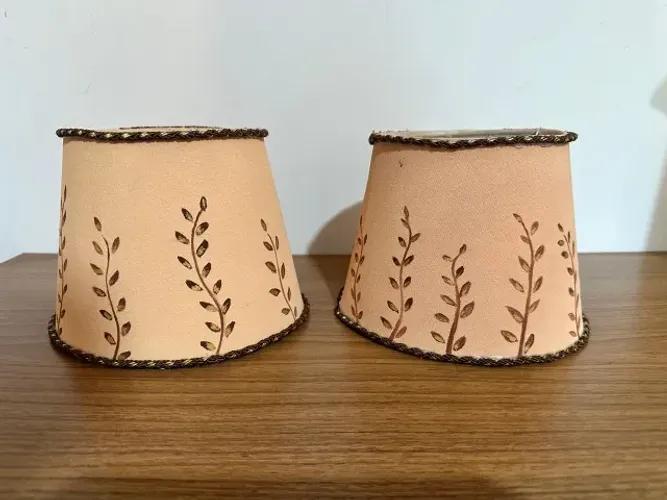 duas cúpulas pequenas para abajur.