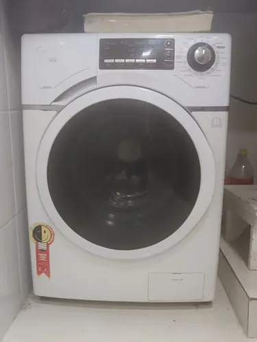 Máquina Midea, lava e seca! Está em bom estado somente com a placa queimada !
