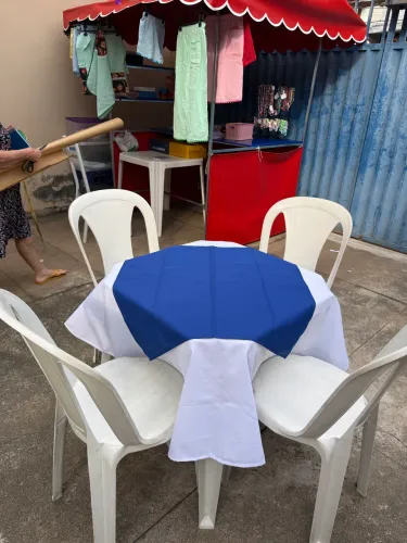 Mesa de bar e cadeiras