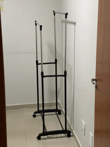 Arara de roupas regulável com rodinhas