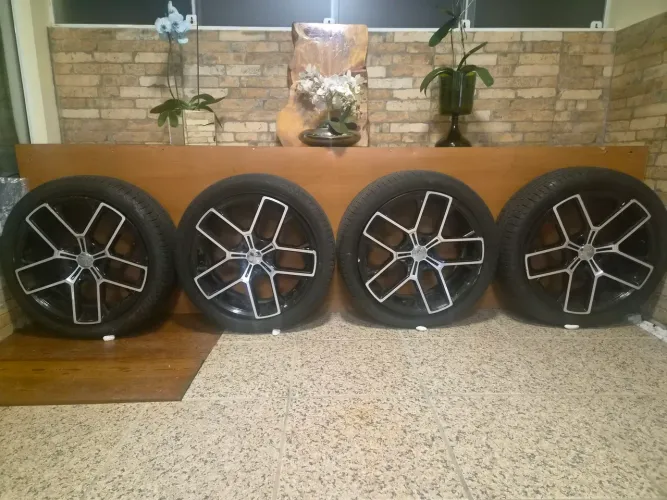 Jogo de 4 rodas e 3 pneus jeep compass aro 20