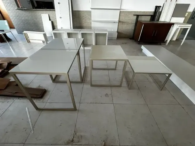 Conjunto de mesas de vidro e metalon
