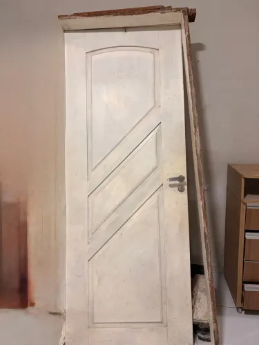 Vende porta de madeira com fechadura e dobradiças 