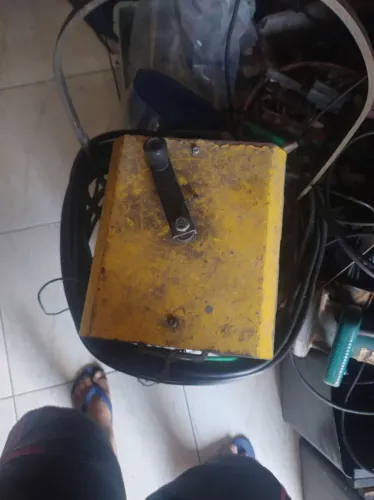 vende-se máquina de solda voltagem 220
