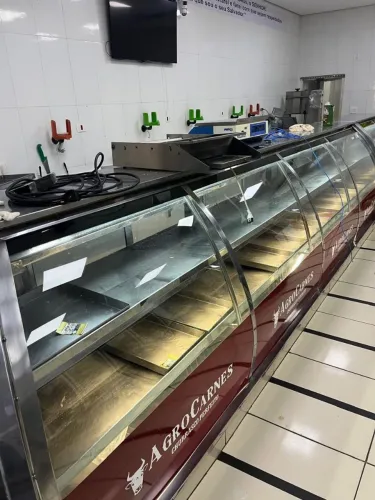 Balcão Refrigerado para Açougue 9,40m com Gancheira  Alto Padrão 