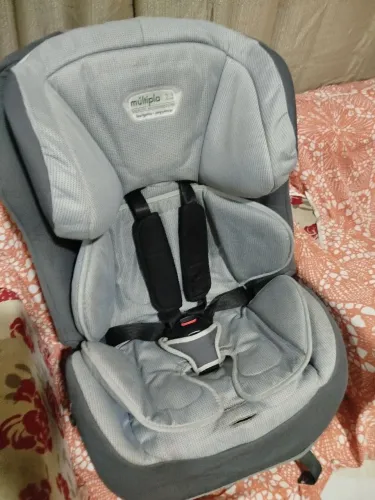 Cadeira de carro bem conservada suporta até 36kls.
