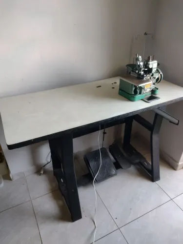 Máquina de costura overloque