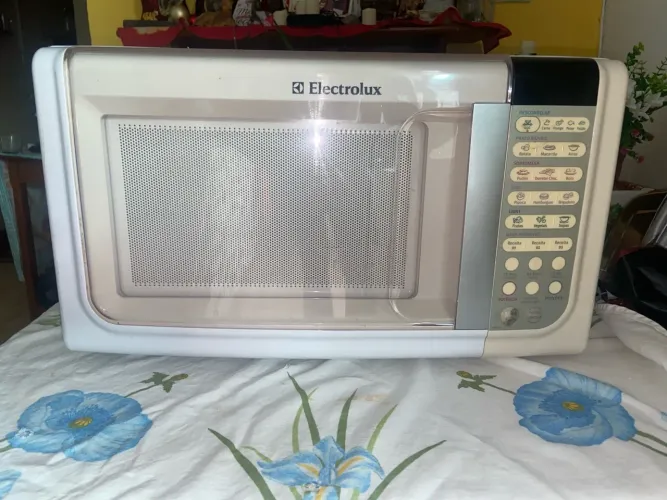 MICROONDAS ELETROLUX 23L 127V - USADO, MARCAS DE USO, FUNCIONANDO PERFEITAMENTE.