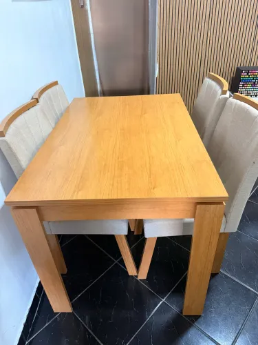 Mesa com 4 cadeiras