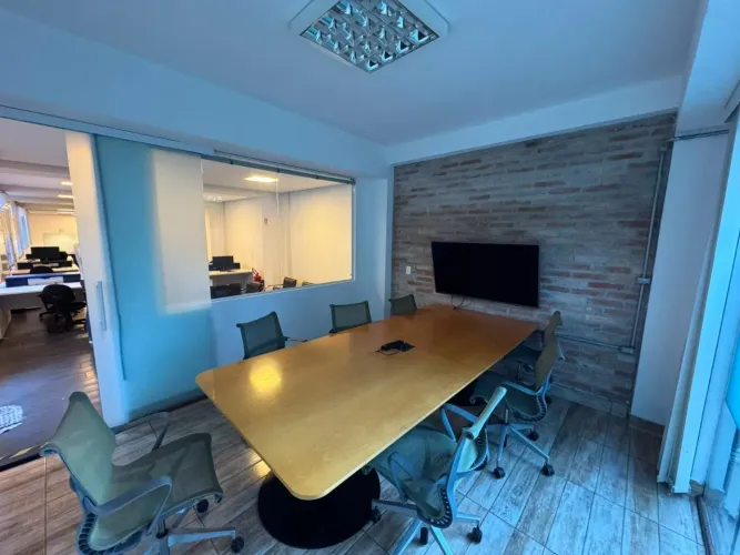 Casa Comercial para Locação em São Paulo - Jardim Sarah: 219m², 5 Banheiros, 8 Vagas de Ga