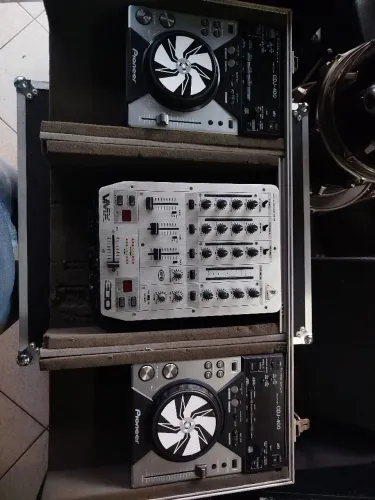 Par de CDJ400 Pioneer e Mixer Behringer VMX300