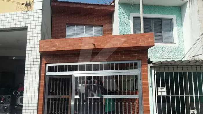Sobrado com 2 dormitório, sala, cozinha, 2 banheiros, 1 vaga coberta