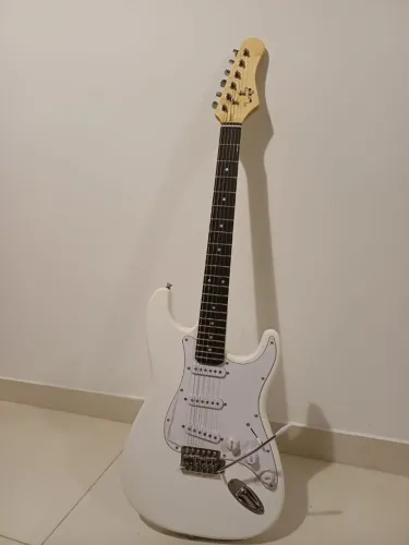 Guitarra Stratocaster Bravo