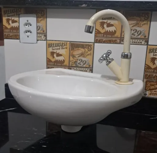 Lavatório de banheiro com torneira