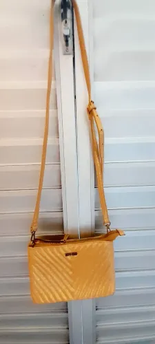 Bolsa dourada de ombro da Santa lolla, podendo usar tanto de dia como de noite. Super chic