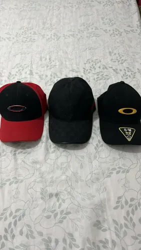 2 bonés vermelho e preto ori
