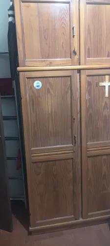 Guarda roupas de madeira maciça, três portas, em boas condições