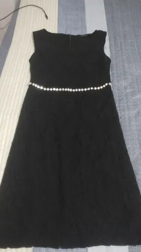 Vestido preto com pérola 