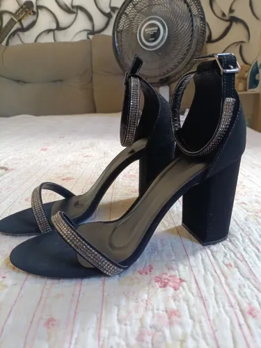 Sandália preta com strass n°37