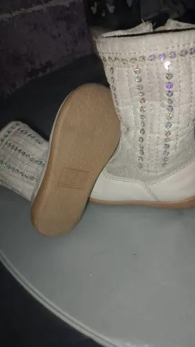 Vende-se bota de criança