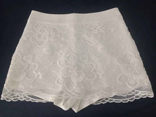 Short renda branco 