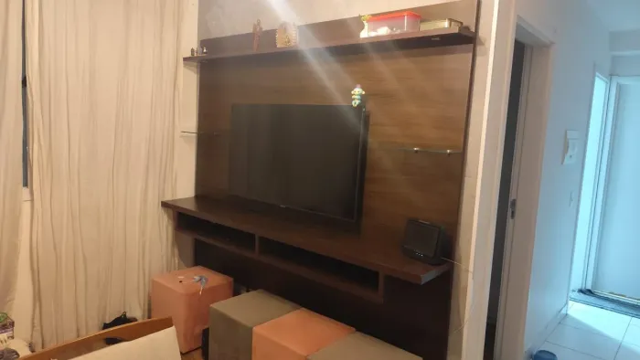 Painel para TV suspenso com prateleira superior com led e nichos.