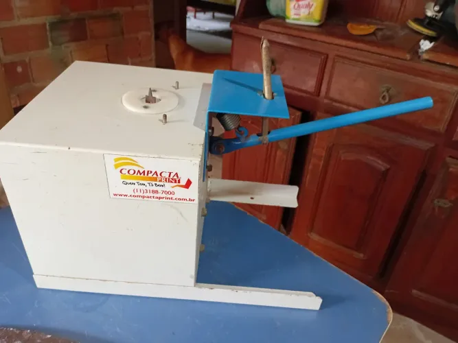 Uma máquina de fabricação de sandálias 