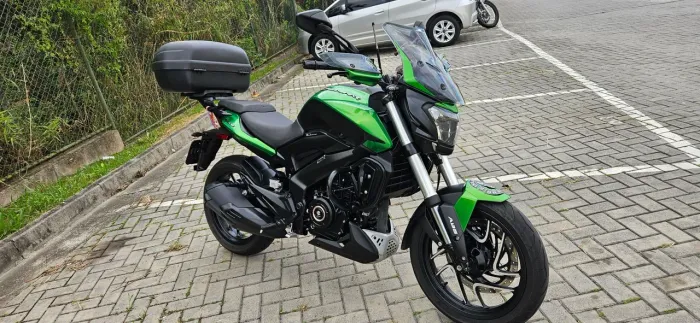 Bajaj Dominar 400 verde