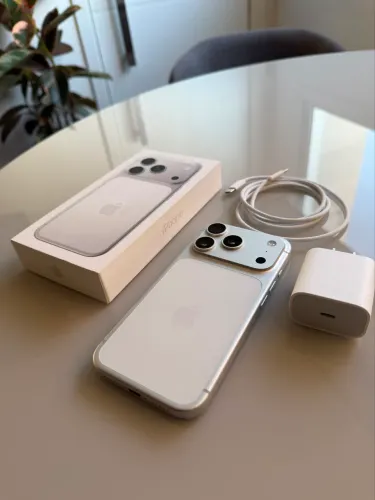 Vendo IPhone 17 pro 256g semi novo garantia Apple 