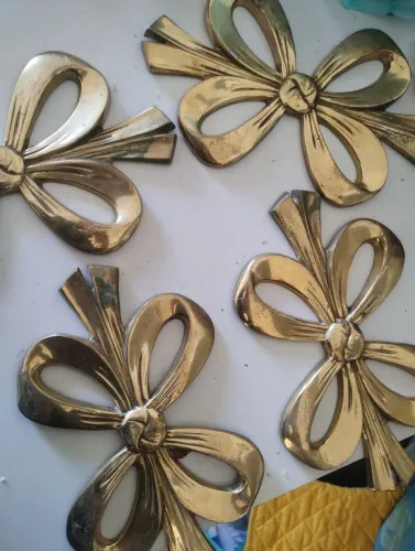 Base para panelas vintage em formato de laço de latão: design de fita de metal