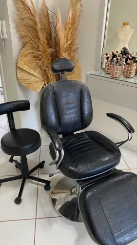 Cadeira reclinável confortável para maquiagem/ penteado (acompanha mocho)