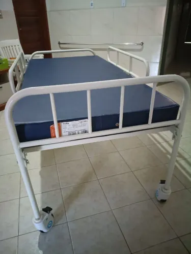 Vendo uma Cama hospitalar e uma cadeira de banho
