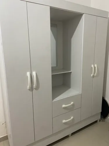 Guarda roupa branco com espelho -