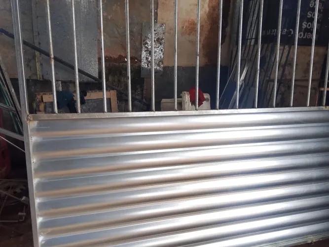 Vendo esse portão galvanizado 2,56 de largura por 2,35 de altura número *69 