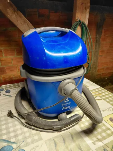 Aspirador profissional de pó e água Electrolux semi novo
