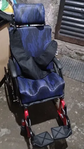 Vende-se cadeira de rodas infantil