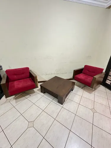 2 Poltronas + mesa de centro