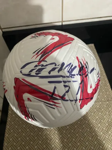 Bola assinada pelo pentacampeão Marcos goleiro