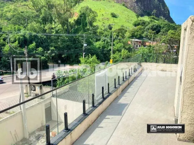 Casa em Condomínio : Triplex / Residencial / Vargem Pequena / 1ª Locação