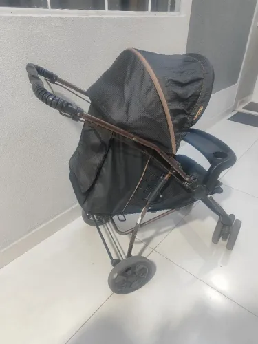 Vendo carrinho de bebê super conservado
