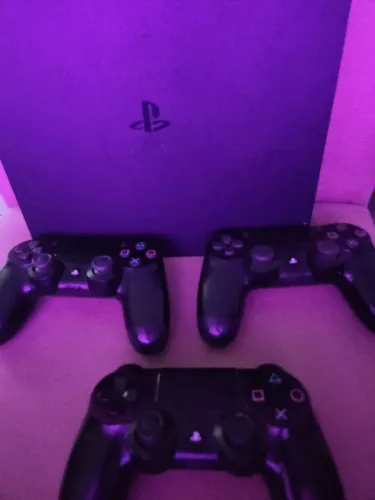 PlayStation 4 500GB inclui 3 controles 