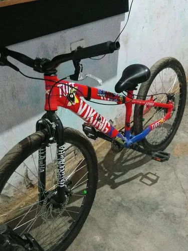 Vinkisgx tuff25 vermelha e uma suspensão e um guindon