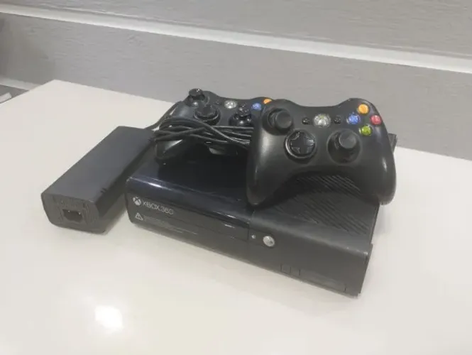 Console Xbox 360 com 2 Controles - Completo e Funcionando