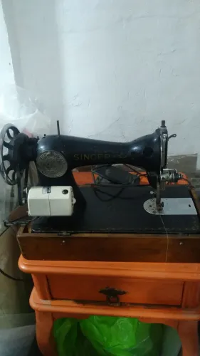 VENDE-SE UMA MÁQUINA DE COSTURA