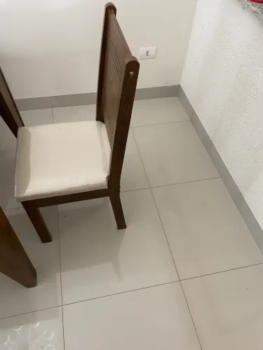 Mesa de Jantar de Madeira com 5 Cadeiras