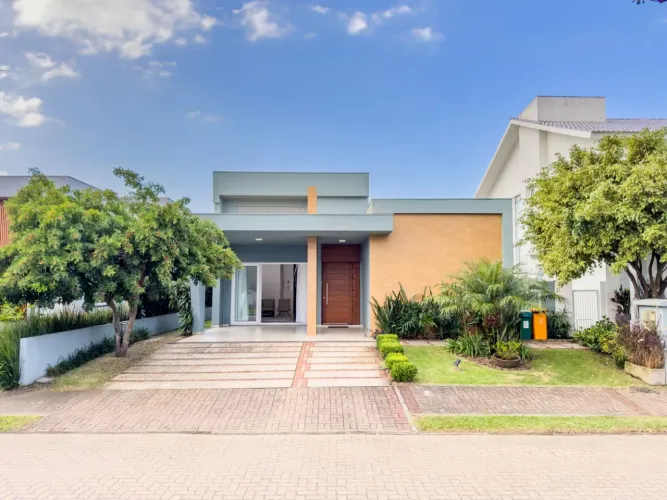 Uma linda casa térrea, dentro de um dos condominios mais consolidados de Xangri-lá.
