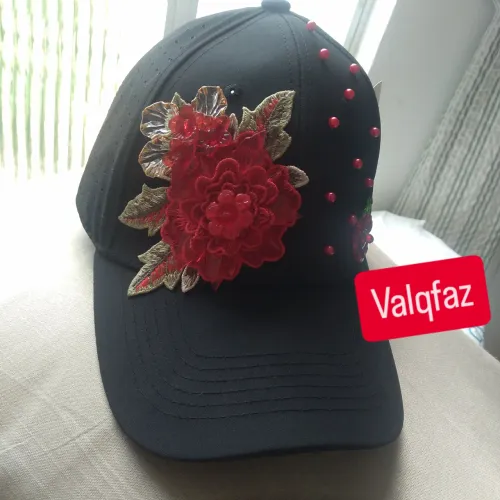 Não é  só um bonezinho!  Boné bordado com pedrarias..